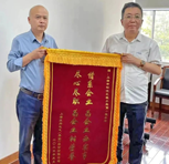 税务尽心尽职，企业点赞送锦旗